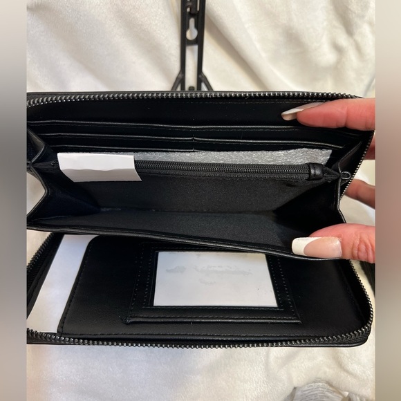 🕷️BETSEY JOHNSON ZIP AROUND SPIDER WRISTLET/WALLET🕷️NWT - Picture 2 of 10